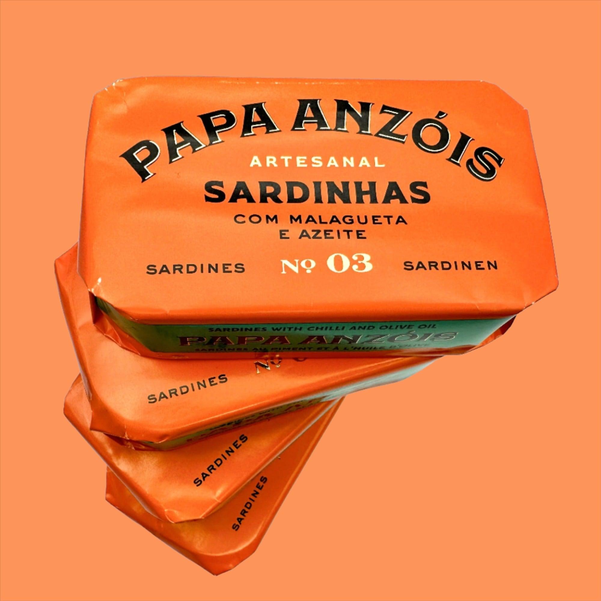 Sardinės alyvuogių aliejuje su čili pipiru Papa Anzois  raudoname fone